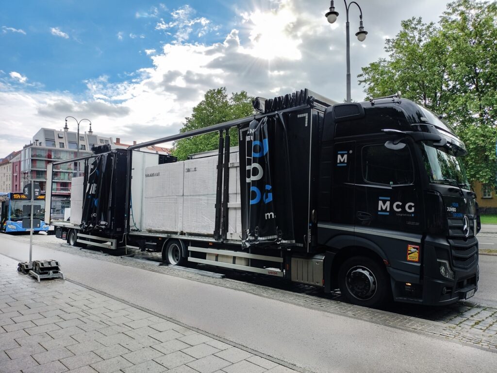Lkw bei der Lieferung von Baumaterialien
